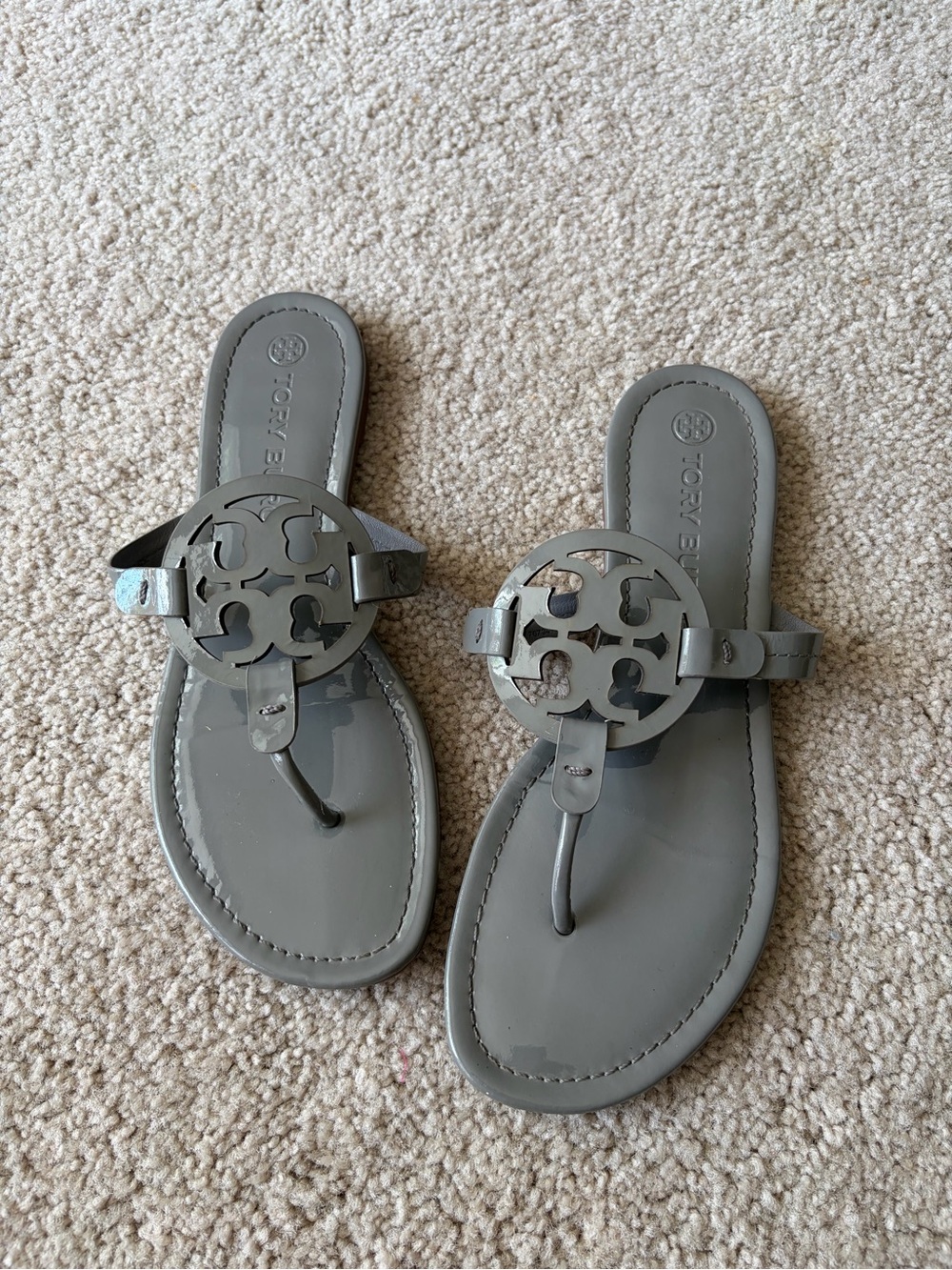 Tory Burch miller patent leather summer beach gray grey flip flops sandal sz 10